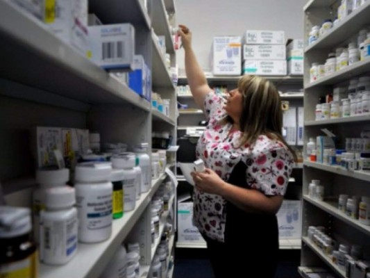 Gobierno venezolano distribuye medicinas en severa escasez a 35.000 pacientes