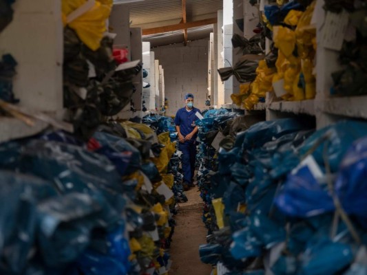 FOTOS: Ante muertes por coronavirus, cementerios de Sao Paulo vacían tumbas