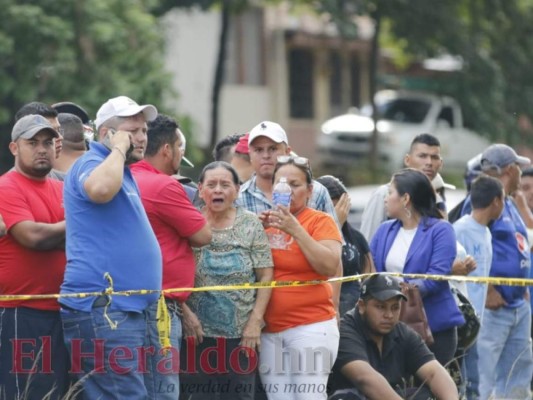 Desgarradoras imágenes: Dolor, llanto y conmoción de familiares de conductor asesinado en el bulevar FFAA