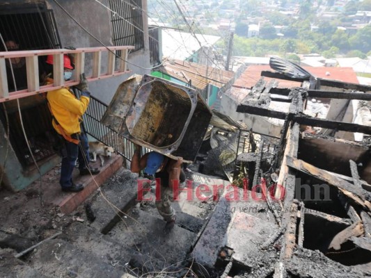 Afectados limpian escombros de casas reducidas a cenizas por incendio en colonia Divanna (FOTOS)