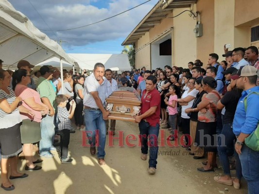 FOTOS: Doloroso sepelio de familia que murió en tragedia en la CA-5