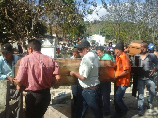 Entre llanto y dolor Santa Ana despide a dos de sus hijos que fallecieron en el accidente vial de la carretera al sur