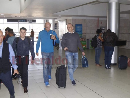 FOTOS: Sonriente y tranquilo, así salió Fabián Coito rumbo a sus vacaciones