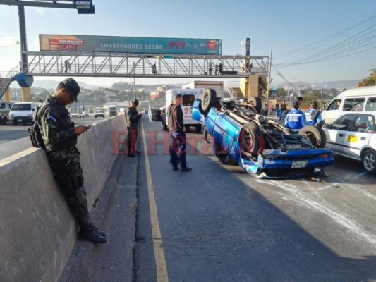 Volcamiento en bulevar Fuerzas Armadas deja dos personas lesionadas en la capital de Honduras