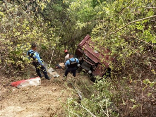Un muerto y un herido tras despiste de volqueta en San Juancito