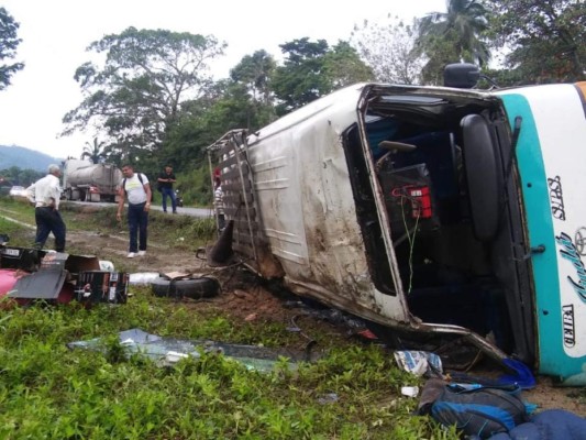 Seis personas resultan heridas tras volcarse un bus en la carretera que conduce a Tela