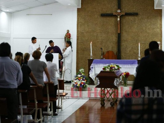 FOTOS: Dolor embarga a familiares en el velatorio del periodista Wilson Herrera