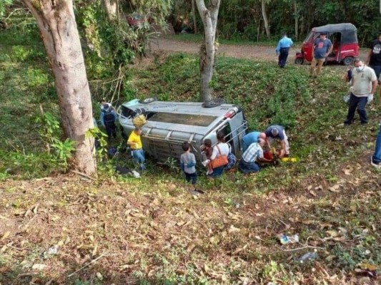 Varios heridos tras volcamiento de busito en Santa Bárbara