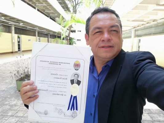 Estalin Irías, reportero gráfico de El Heraldo, se gradúa de licenciado en periodismo