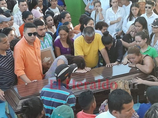 FOTOS: Doloroso sepelio de familia que murió en tragedia en la CA-5