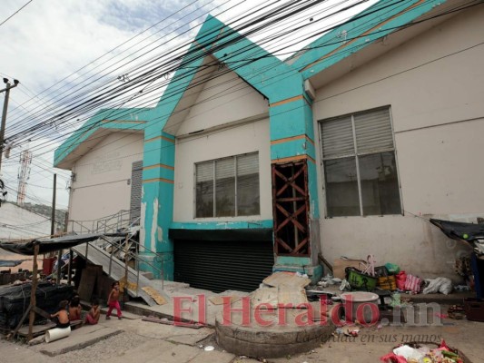 FOTOS: Habilitarán triaje en antiguo centro comercial de la Mayangle