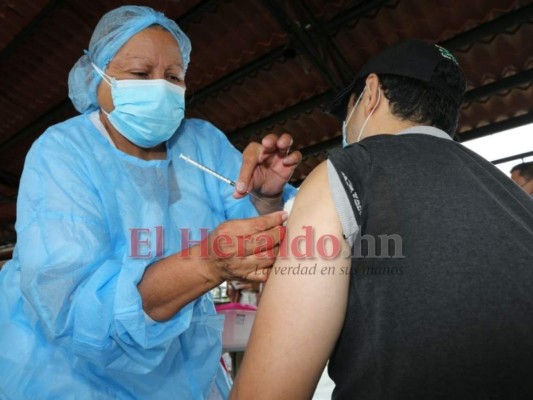 Empleados de restaurantes, hoteles y repartidores reciben dosis anticovid