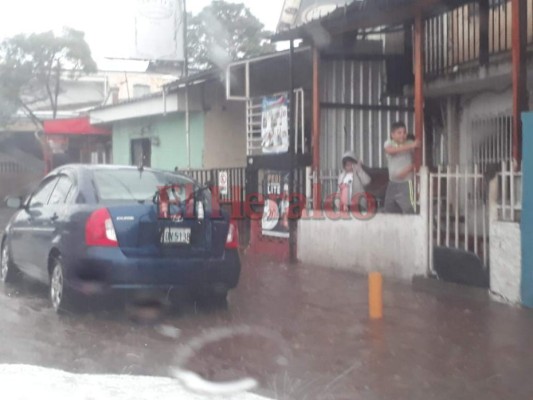 FOTOS: Intensa lluvia provoca inundaciones, tráfico y caos en la capital