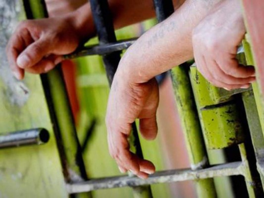 Reo mata a su esposa durante visita y la entierra en su propia celda