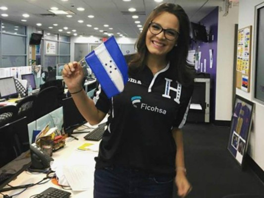 Bellas hondureñas que lucen la camiseta de la 'H”