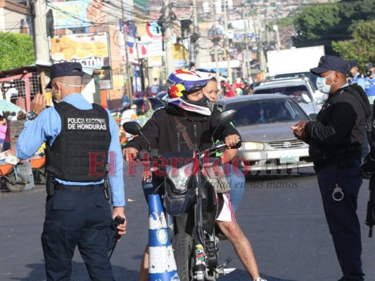 En largas filas y con identificación, así compran hondureños en plena pandemia