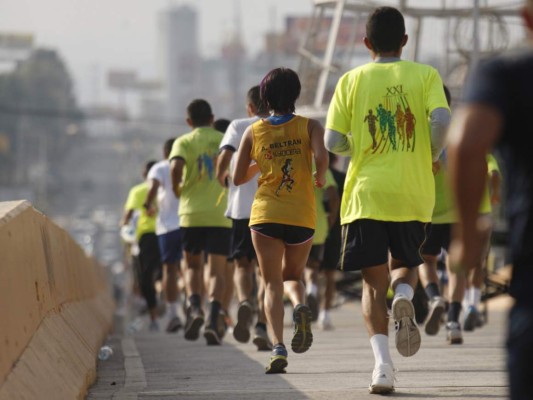 Maratón: Agentes de Tránsito corren 'a exceso de velocidad'