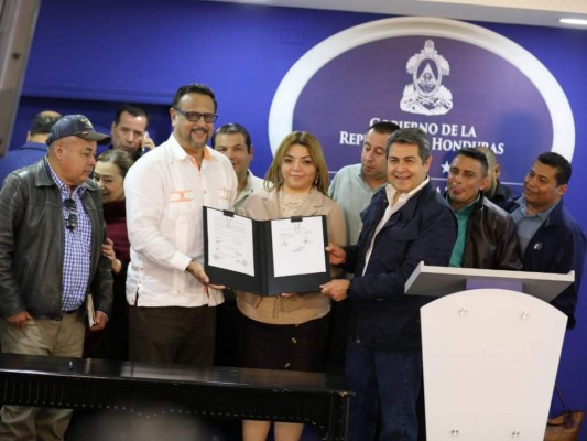 Gobierno otorga aumento salarial de 1,000 lempiras a docentes