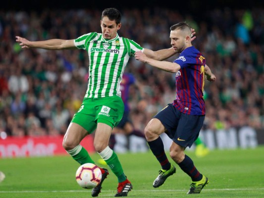 Video: El Benito Villamarín se rinde ante Leo Messi tras el hat-trick ante el Betis