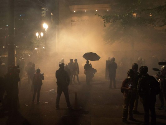 FOTOS: Manifestantes y policías se enfrentan nuevamente en Portland, EEUU