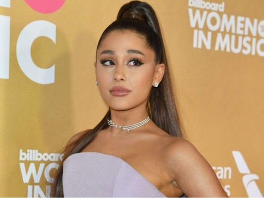 Ariana Grande controla en top tres de la lista de los Billboard desde los Beatles