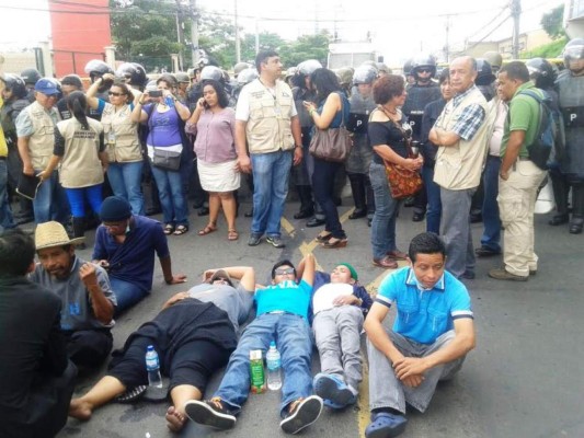 Policías impiden a huelguistas acceso a Casa Presidencial