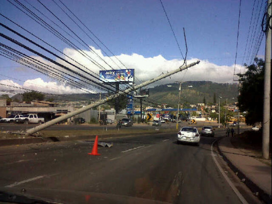 Imprudencia provoca congestionamiento vial en el anillo periférico