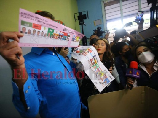 Junto a su esposa Iroshka Elvir, Salvador Nasralla acude a votar en la capital (FOTOS)