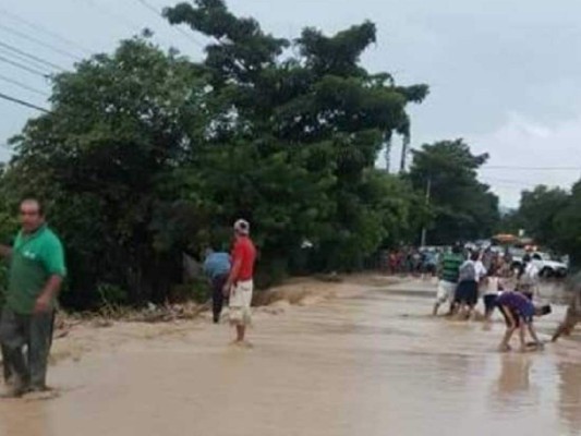 Desbordamiento del río Marchala en Ocotepeque incomunica a Honduras y El Salvador