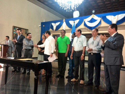 JOH firma convenio salarial con empleados públicos