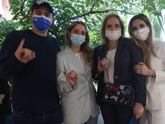 Esposas, hijas y madre: ellas acompañaron a votar a los candidatos presidenciales