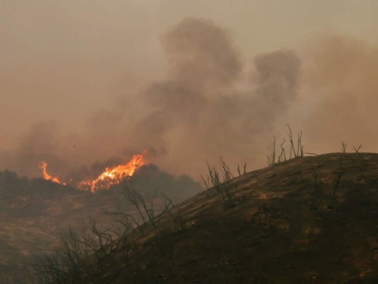 Se debilitan los vientos en California y hay esperanza que los incendios cedan