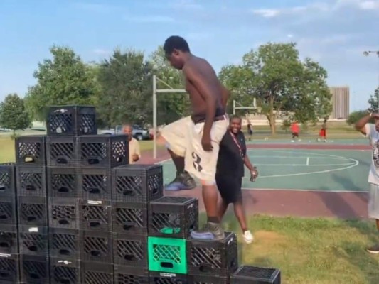 Advierten riesgos que trae el reto de las cajas de leche, la nueva tendencia en TikTok