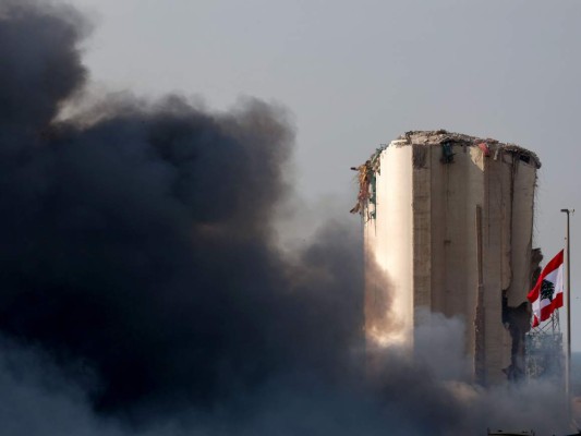 Beirut vive otra vez una pesadilla: estalla un depósito en el puerto (FOTOS)