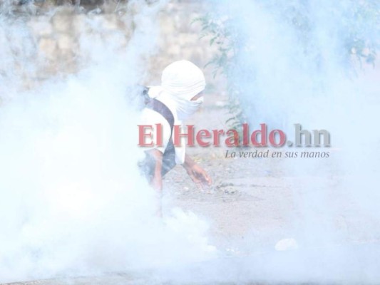 FOTOS: El enfrentamiento entre policías y estudiantes del Central en imágenes