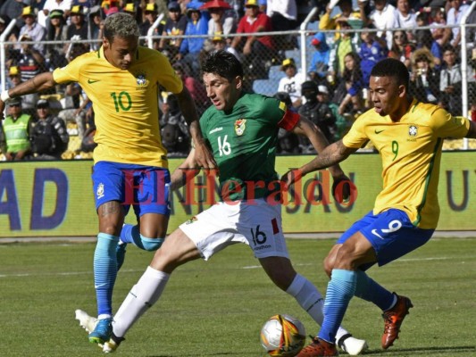 Neymar en acción con la selección de Brasil en Bolivia.
