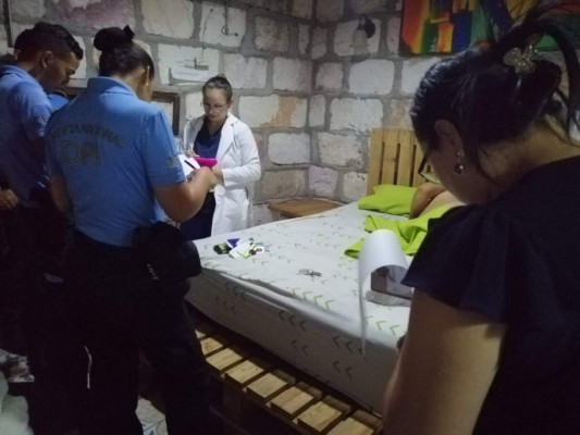 Hallan sexagenario muerto en la cama de un motel de El Paraíso