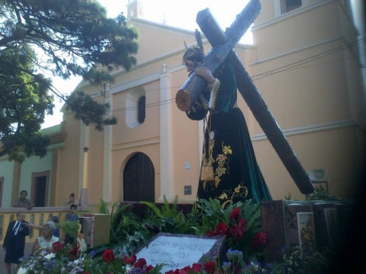 Fe y devoción de hondureños en solemne procesión del Vía Crucis