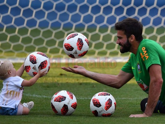 Las fotos de la hija de Alisson Becker que enternecen el entrenamiento de Brasil &nbsp;
