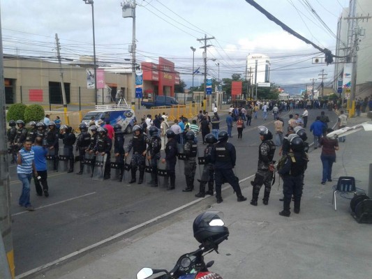 Policías impiden a huelguistas acceso a Casa Presidencial