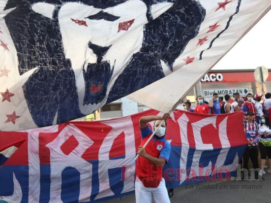 Euforia, música y pólvora: así recibió la Ultra Fiel al Olimpia (FOTOS)