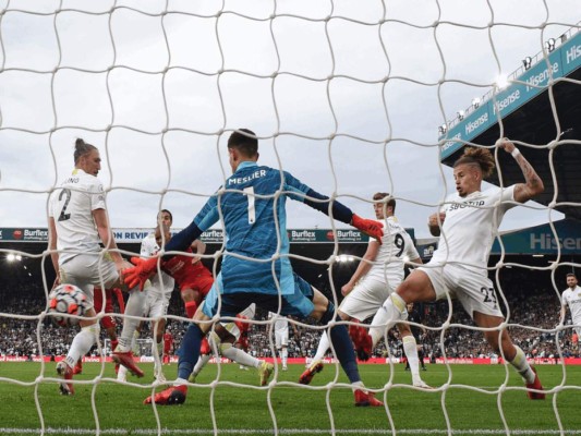 Liverpool logra victoria agridulce en Leeds con lesión de Elliott