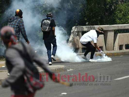 FOTOS: Protestas frente a la UNAH para exigir renuncia de Juan Orlando