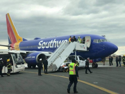 FOTOS: Así quedó el avión de Southwest tras el impacto de uno de sus motores