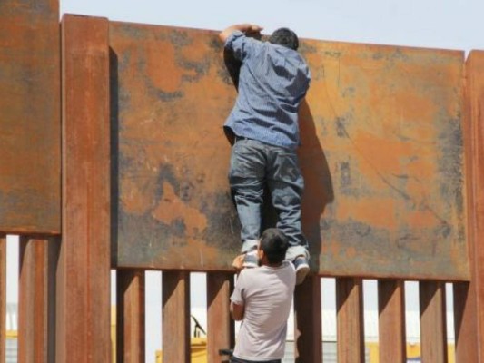 Migrantes cruzan la frontera hacia Estados Unidos en menos de dos minutos