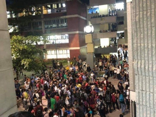 UNAH refugia a universitarios tras disturbios en el bulevar Suyapa