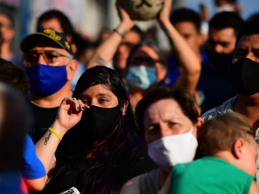 Grandes y chicos lloran a Maradona, el 'pibe de oro' que les llevó a la gloria (FOTOS)