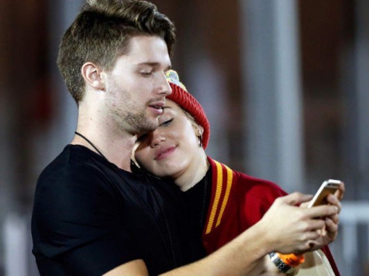 Miley Cyrus rompe romance con hijo de Schwarzenegger