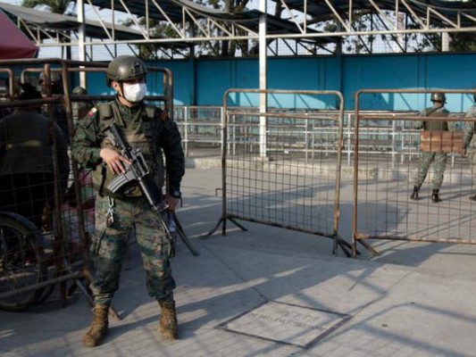 Hallan siete presos muertos en cárcel de Ecuador donde ocurrió masacre