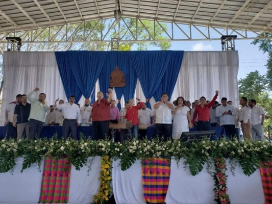 Entre gritos, silbidos y desmayos se desarrolla el Congreso Móvil en Gracias, Lempira